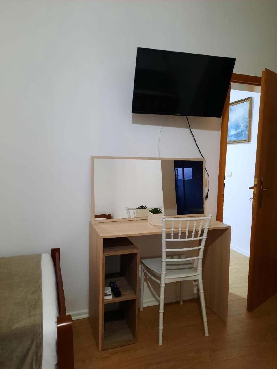 Vila M Vera Rooms With Kitchen And Apartments Durrës Exterior foto