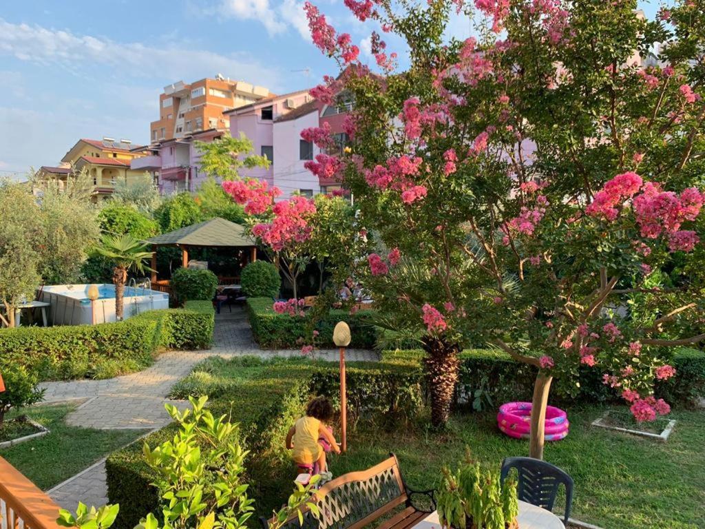 Vila M Vera Rooms With Kitchen And Apartments Durrës Exterior foto